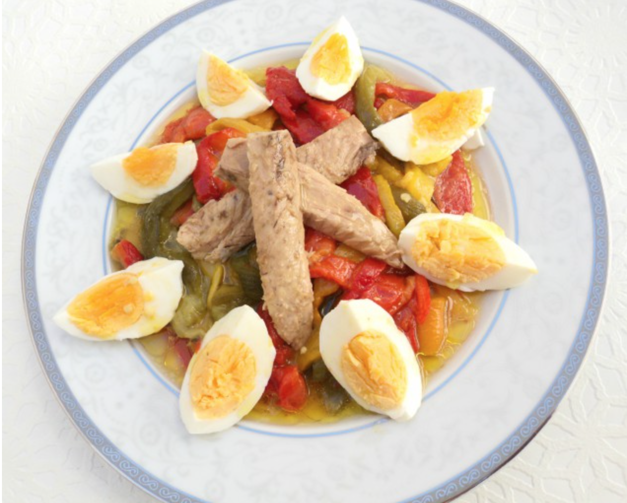 Pimientos rojos y verdes asados con huevo y melva